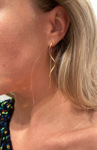 Afbeelding in Gallery-weergave laden, Swirl Earrings
